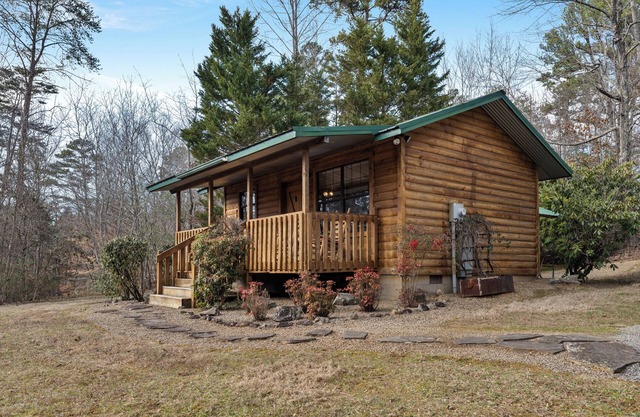 Lilly Cabin Near Pigeon Forge For Couples!