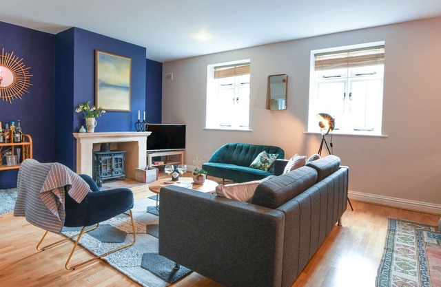 LIME TREE COTTAGE, pet friendly, with pool in Southwold