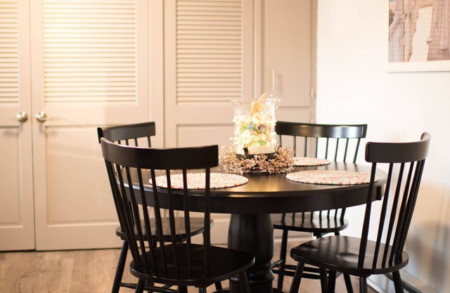 Lincoln House. Short distance from Lake Michigan and downtown