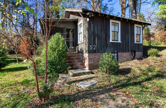 Lingerlong Cottage on Downtown Brevard's Most beautiful property!