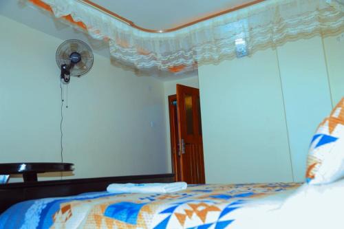 LINK SUITES BAR AND RESSTAURANT MBARARa