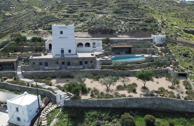 Liostasi Ona Villa, Ona Villa