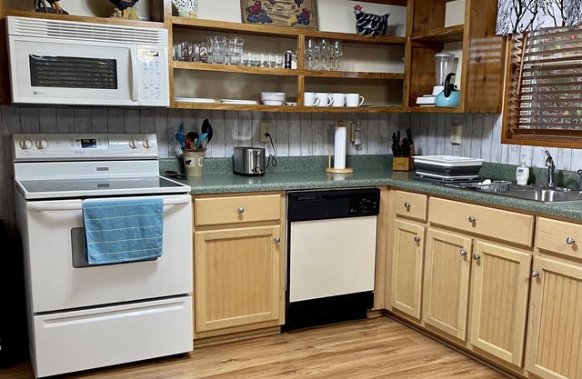 LITTLE BEAR LODGE; Cabin w/Mountain View & Hot Tub!