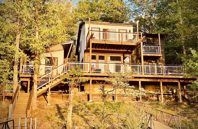 LITTLE BLACK SHACK a 5b-3ba lakehouse on the Main channel of Lake of the Ozarks