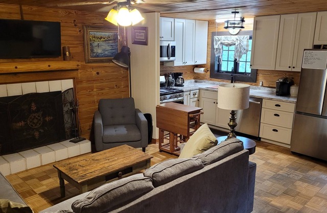 Little Cabin in the Woods - Rustic Charm & Convenience to the Beach!