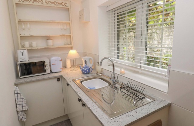 LITTLE CLOUD, romantic, character holiday cottage in Cowbridge
