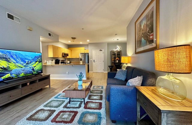 Little Italy 2-bd 2-ba 2-pkg W/D AC Fitness Center Pool Jacuzzi 6 blks from bay