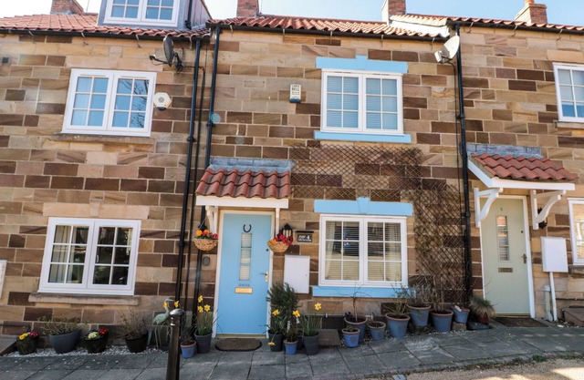 LITTLE NEST COTTAGE, pet friendly in Guisborough