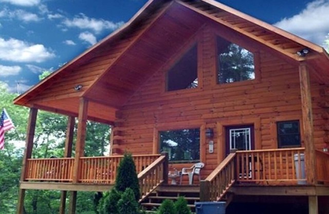 Little T's Cabin Great Smoky Mtns, Hot Tub, Polar Express, King Bed, WiFi
