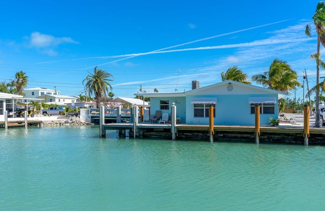 Little Venice Beauty - 2 Bedrooms, waterfront, completely updated, dockage!
