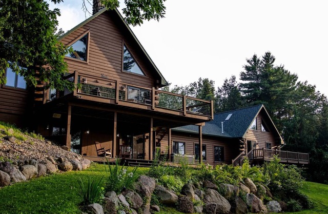 Little Wolf Lodge–Spacious 5+ Bedroom Cabin on the Little Wolf River! Sleeps 16