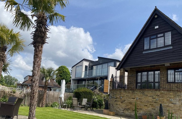 LITTLECOTE, pet friendly, character holiday cottage in Wraysbury