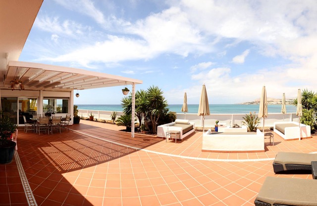 Live like a Hollywood star: a spectacular beach property!