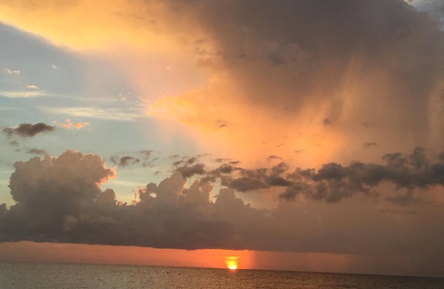 Live Like A Local On The Beach In The Heart Of Pass-a-Grille In Two Br Condo.