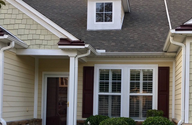 LIVE LIKE A LOCAL! AFFORDABLE, IMMACULATE TOWNHOME SUITABLE FOR YOUR FAMILY!