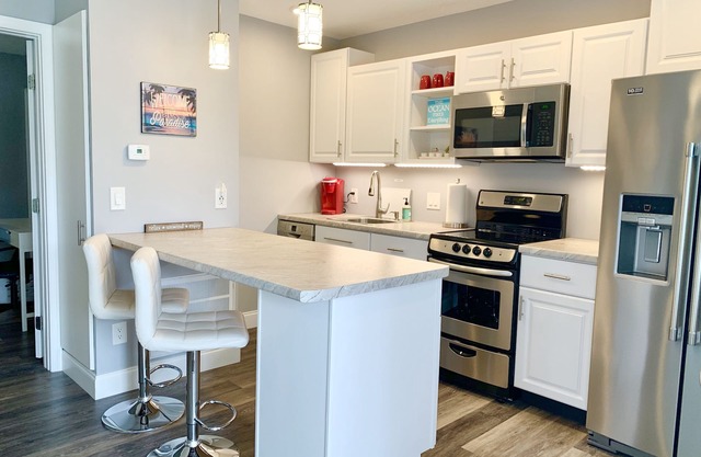 Live Like a Local :) 2 BLOCKS TO THE BEACH