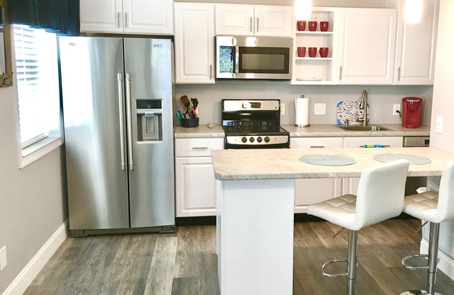 Live like a local :) 2 BLOCKS TO THE BEACH!