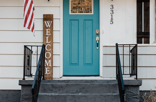 Lively 5 bd 2 1/2 bth pet friendly home minutes from downtown. GAME ROOM 🎱