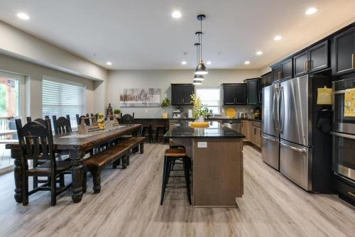 Livin' The Dream- Indoor Outdoor pool & Private Hot Tub