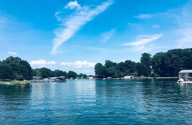 LKN, Kayaks, Views, Golf Club, Hot Tub, 3 Suites, Fire Pit, Pets,5 BR, Boat Opts