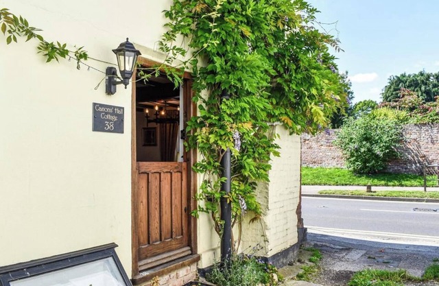 Local pubs, Walking routes, cottage w parking