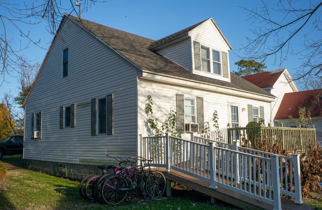 Located In Ewell, Sleeps up to 12 Guests, Pet-friendly, Internet