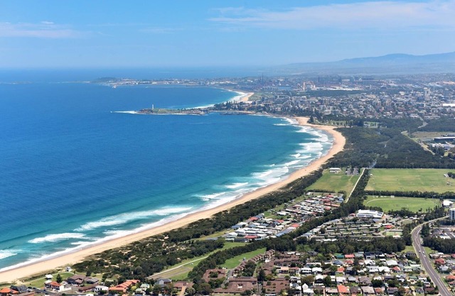 Located just a 5 min drive north of Wollongong & 2 minute stroll surf beach