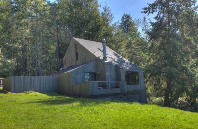 Located on the hillside with a wonderful ocean view