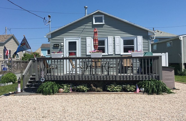 *LOCATION* 2 Min Walk To Private Beach In Breakwater Village/Pt Judith