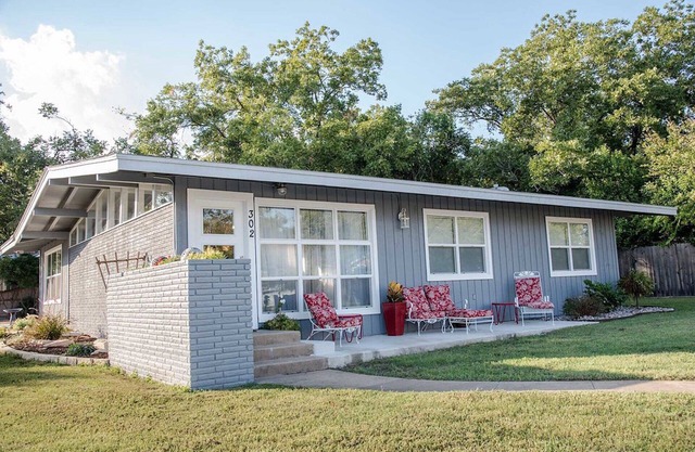 Location, Location! Only 2 Blocks to Downtown Main Street! New! Hot Tub!