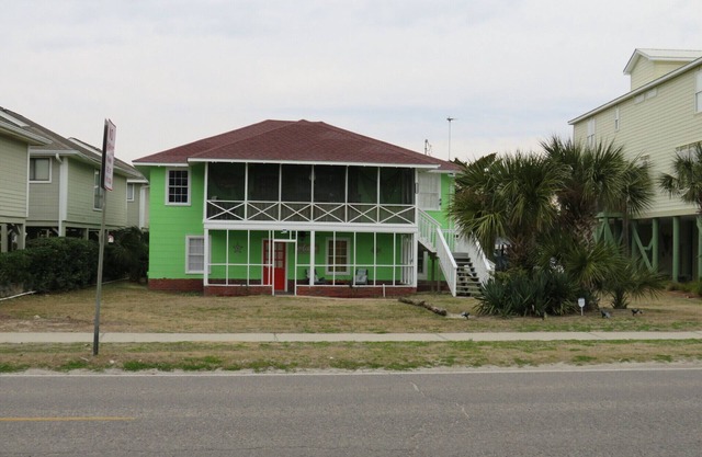 Location Location Location! Classic Beach Cottage less than 1-min walk to beach!