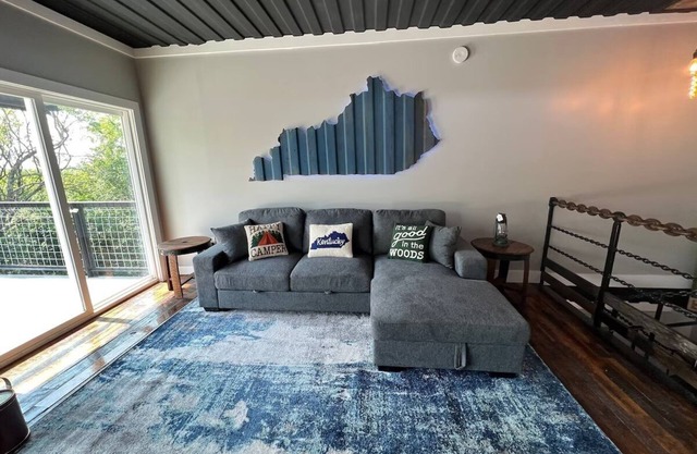 Lockridge Park - Loft unit that sleeps 6 with full kitchen, bathroom, hot tub and washer and dryer.