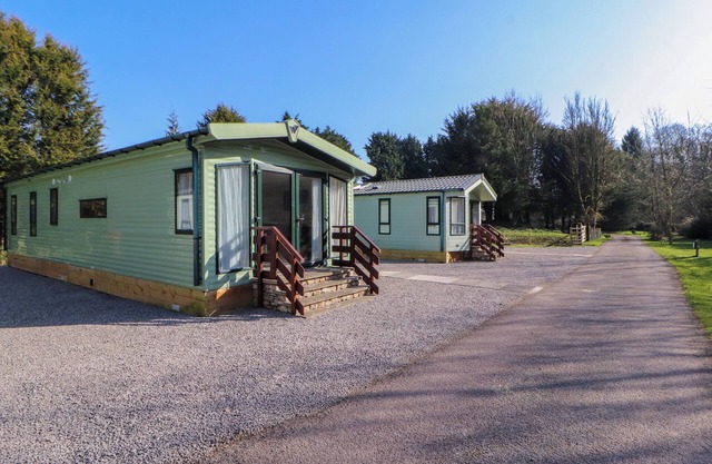 LODGE 2, family friendly, with a garden in Silverdale