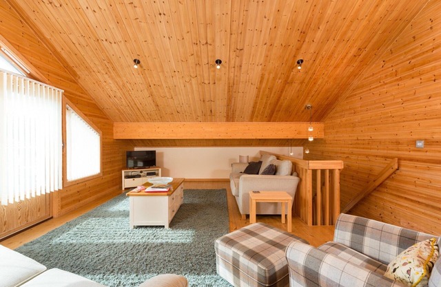 Lodge in Caldecott Hall with Private Hot Tub