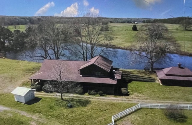 Lodge on the lake inside a family farm 2 or 5 bedroom