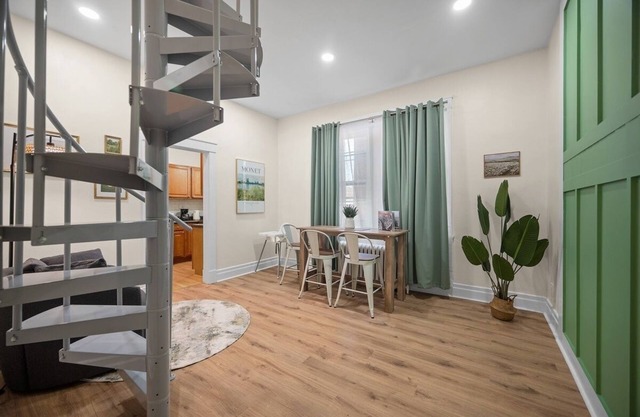 Loft 2 Bedrooms Sleeps 5 w/parking