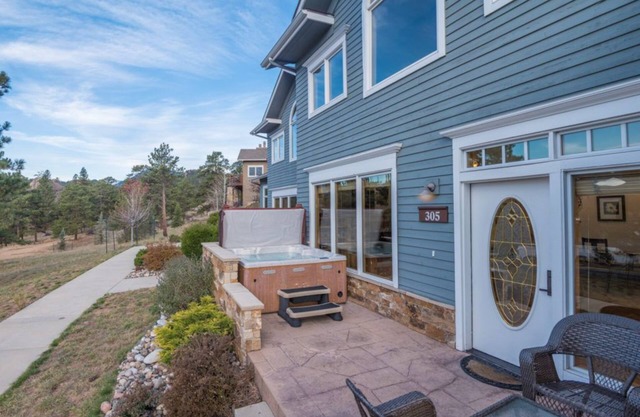 Lofted two-bedroom condo with outdoor hot tub and killer mountain views!
