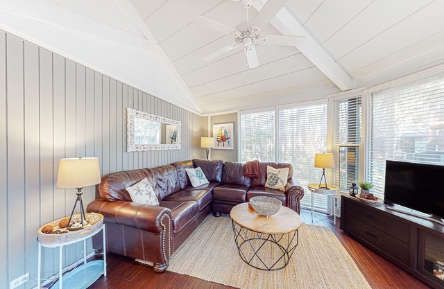 lofted villa with private deck, streaming, & W/D - near Harbour Town