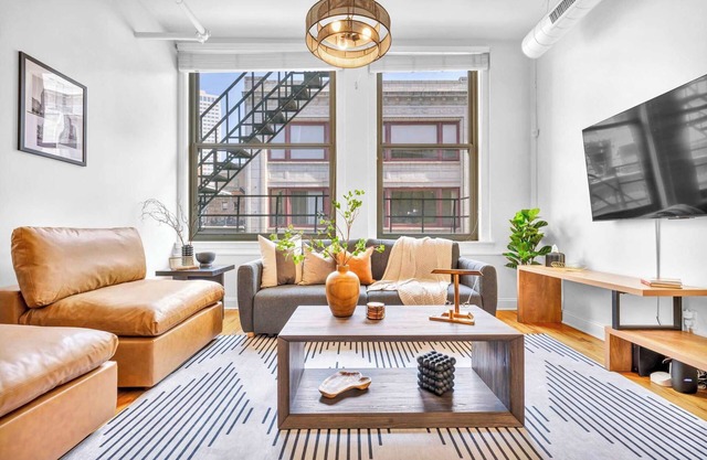 Lofts on E4th | Walk to Sports | 2Kings + Sleeps 8