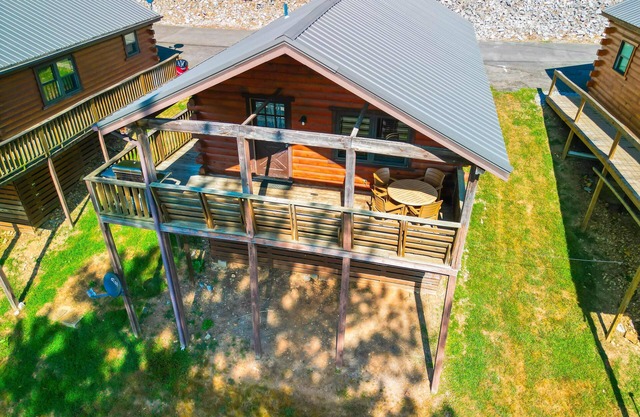 Log Cabin 2 - Log cabins sleep 7 - (1Q, 1F/1T, 2T) | full kitchen, living/dining, 1 bath.