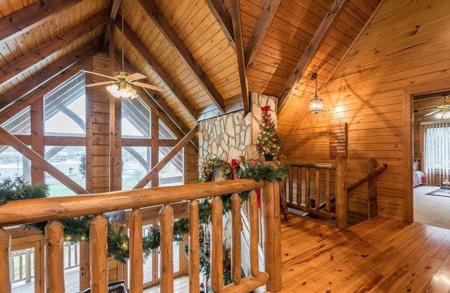 Log Cabin convenient to Windrock ATV Park, and Norris Lake. Sleeps 12