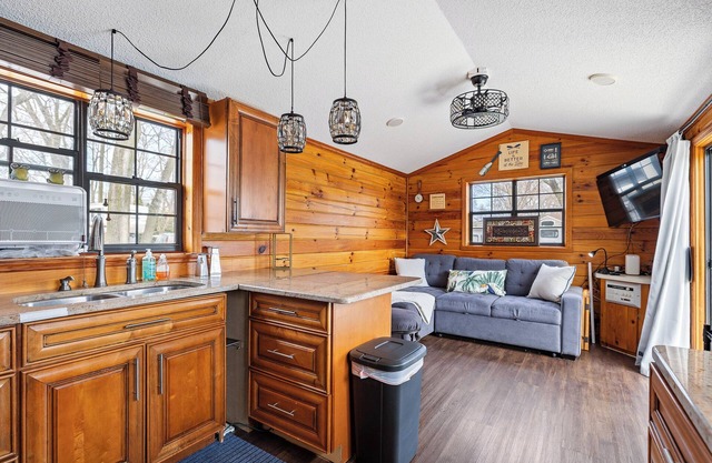 Log Cabin/Funky Jungle at Lakeshore Campground/On Lake/Sleeps 4