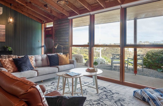 Log Cabin getaway, Fireplace, pet friendly