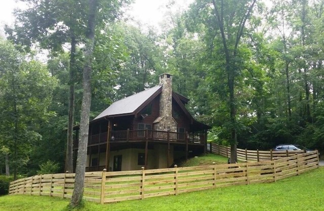 Log Cabin Getaway on Big Brasstown Creek