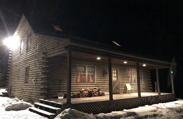 Log Cabin in the Woods in the heart of Ski Country