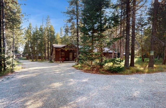 Log cabin made new again with hot tub, WiFi, wood stove, close to Yellowstone
