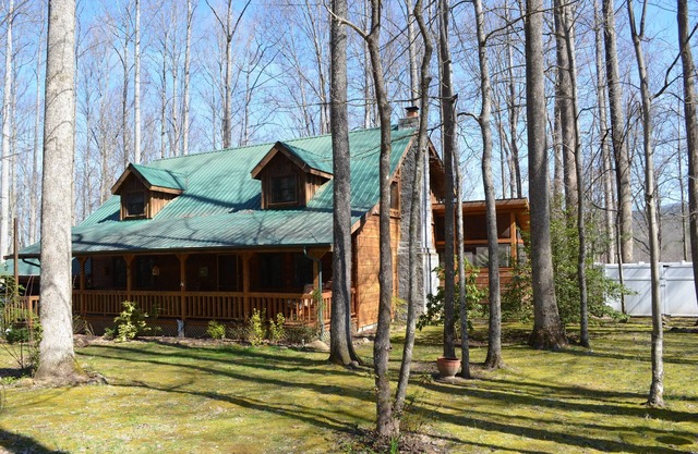 Log Cabin on Edge of National Park; Over the Top Amenities & Reviews
