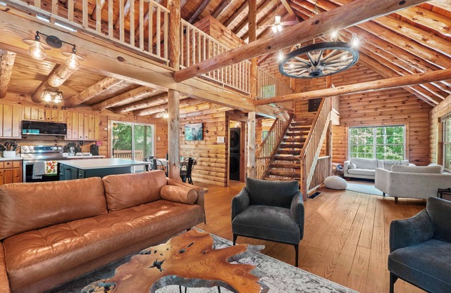 Log Cabin Retreat in Monroe