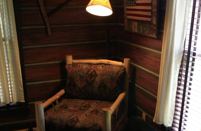 Log Cabin -Standard-Queen-Private Bathroom ( no pet)