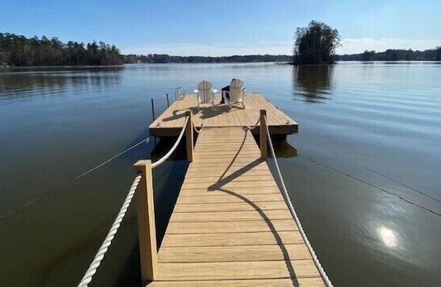 Log cabin with beautiful view. Now 3 kayaks for your use.